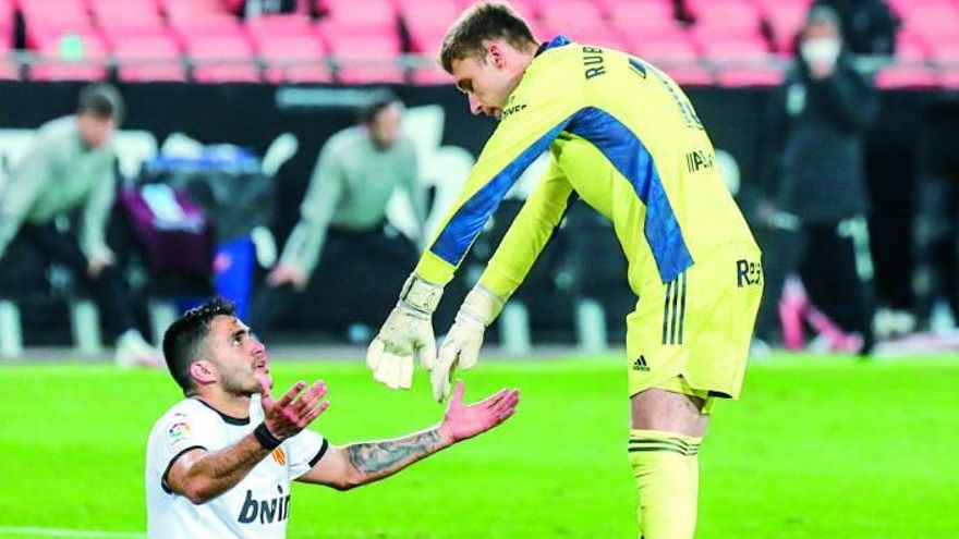 Maxi Gómez y Rubén hablan después de la jugada que decidió el partido. |  // LOF