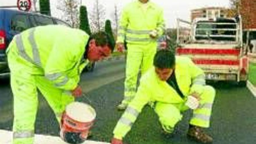 Fomento comienza el repintado de 6 vías que parten de la ciudad