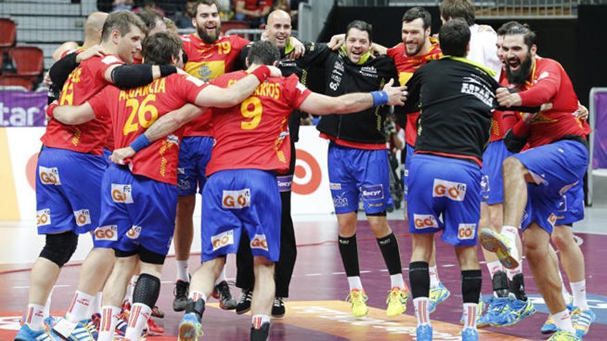 Los jugadores de la selección española celebran la victoria y el hecho de acabar la primera fase invictos.