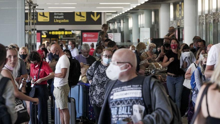 Reisende am Flughafen Palma de Mallorca