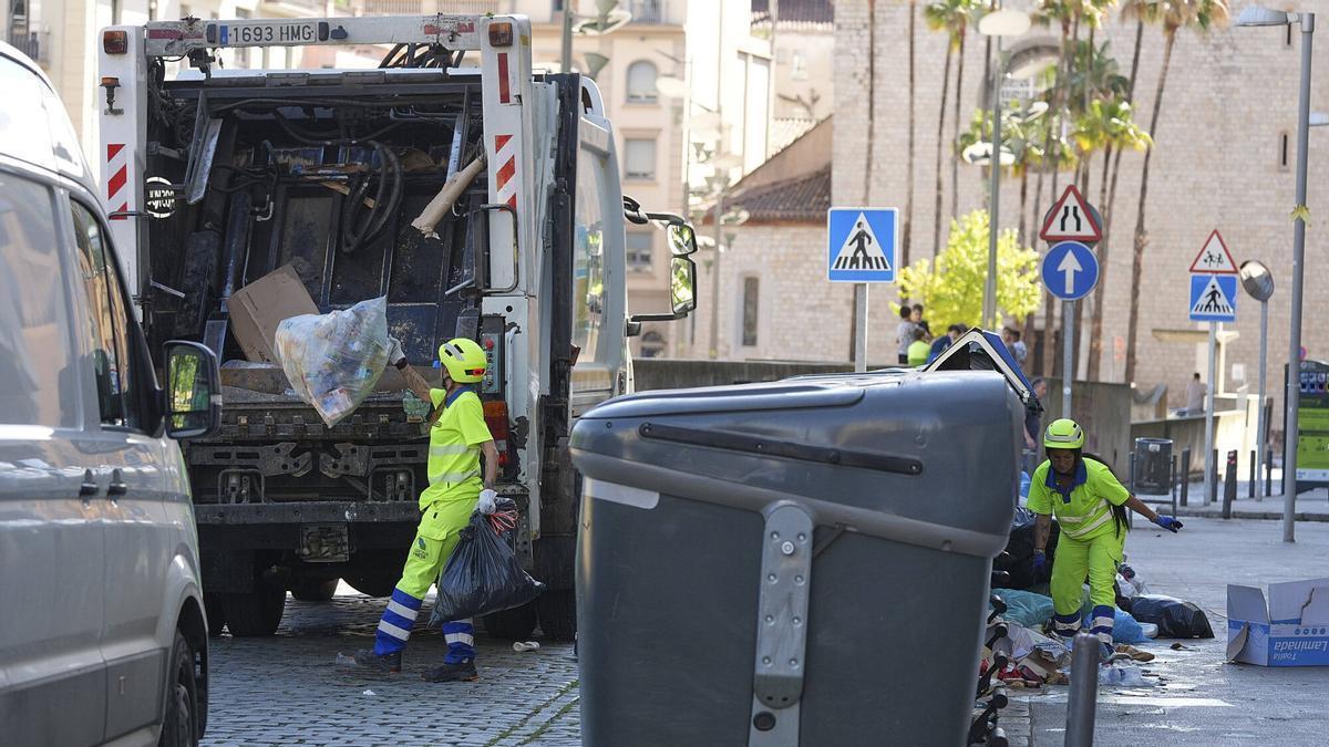 Les imatges dels escombriaires recollint les deixalles