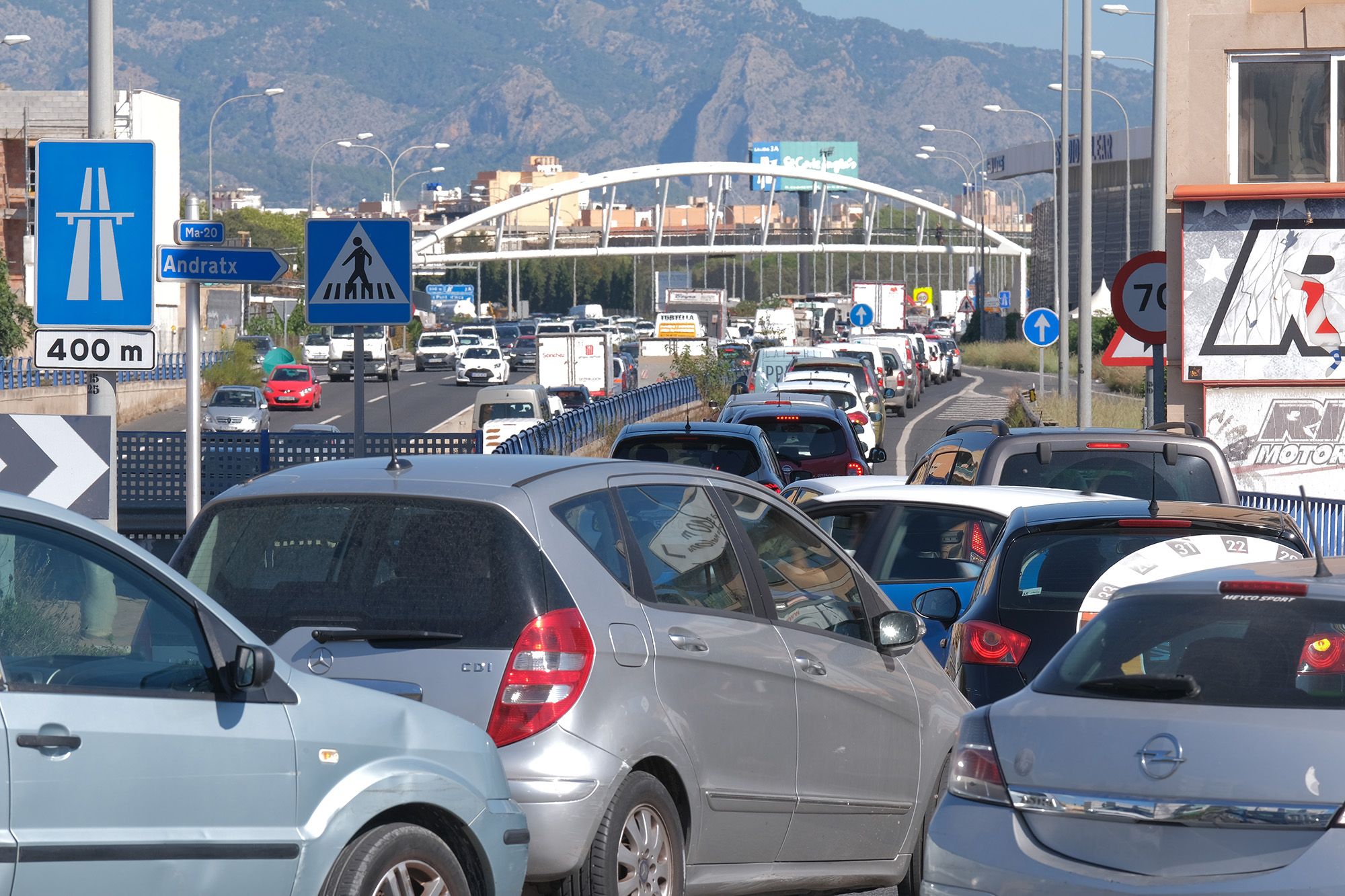 FOTOS: Monumental atasco en la Vía de Cintura de Palma por el vuelco de un coche