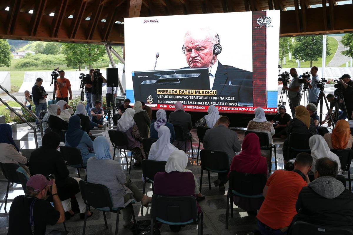 Un grupo de mujeres musulmanas siguen el juicio contra Ratko Mladic desde el Centro Memorial del Genocidio en Srebrenica-Potocari