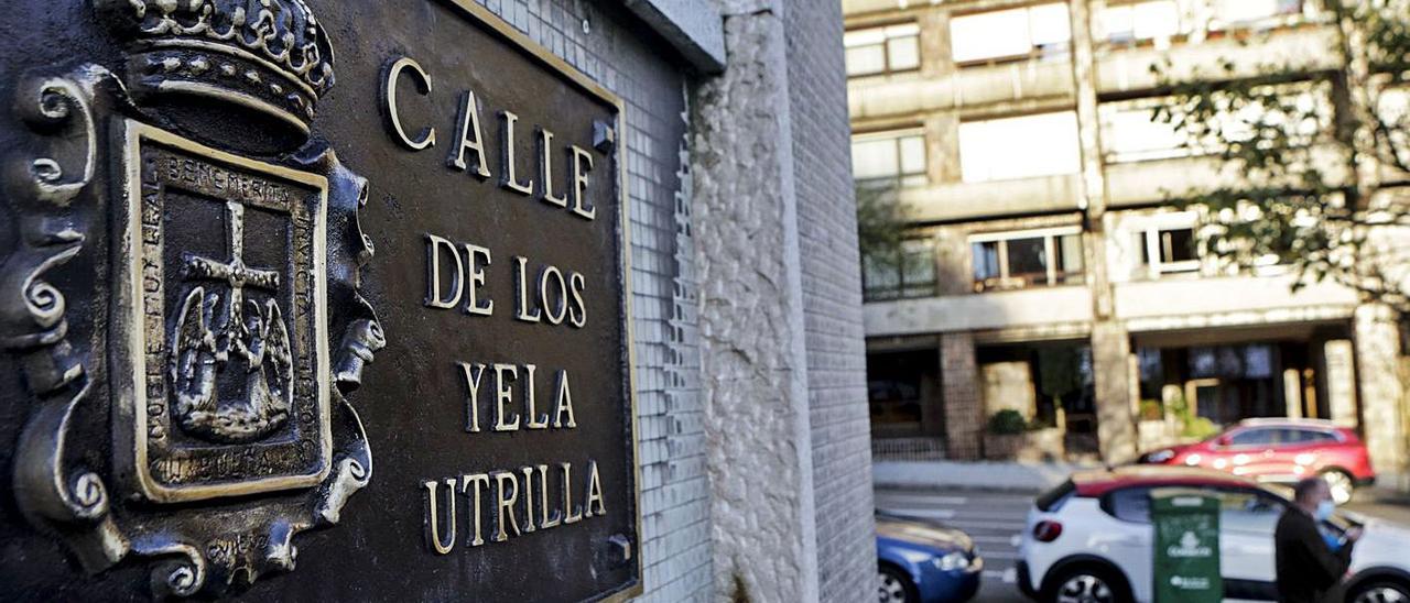 La placa de la calle Yela Utrilla colocada en febrero con la denominación errónea. | Julián Rus