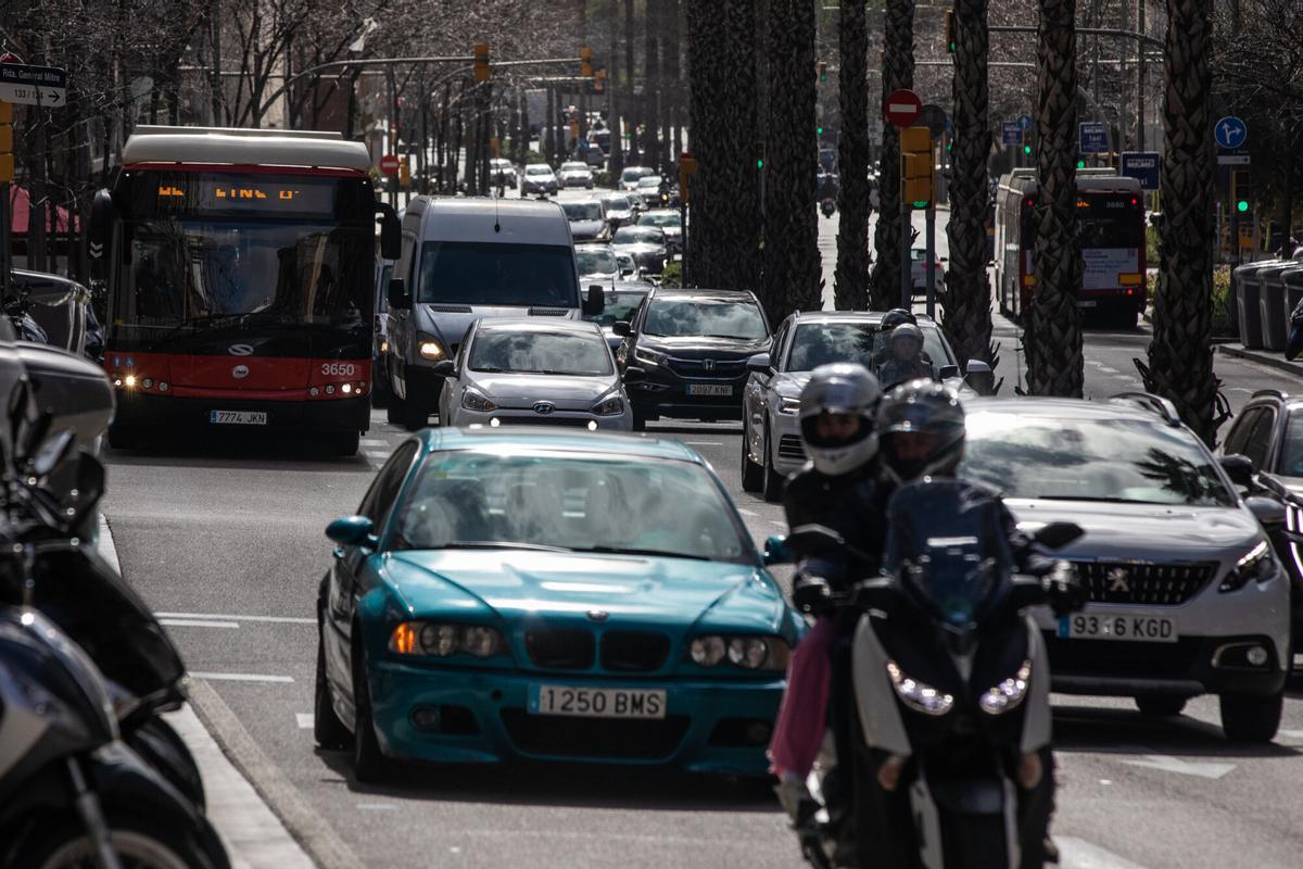 Un vessament de gasoil provoca la caiguda de diverses motos i deixa dos ferits en plena hora punta a Barcelona