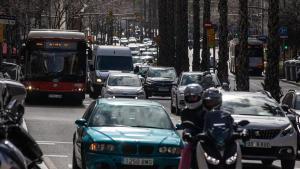 Un vessament de gasoil provoca la caiguda de diverses motos i deixa dos ferits en plena hora punta a Barcelona