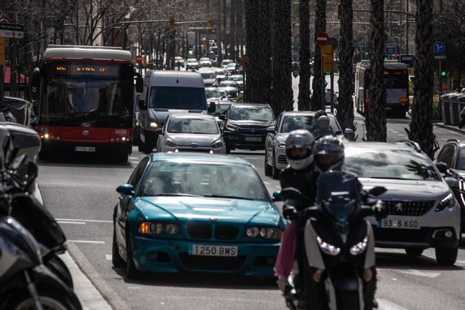 Un vessament de gasoil provoca la caiguda de diverses motos i deixa dos ferits en plena hora punta a Barcelona
