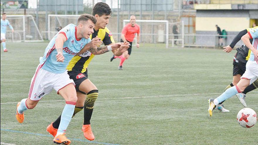 Un jugador celeste trata de superar a un rival aurinegro. // @RCCelta