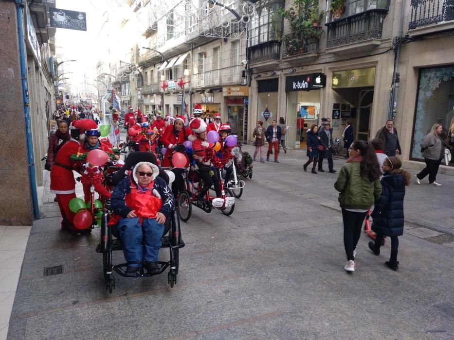 DisCamino se viste de Papá Noel por las calles de Vigo. // FdV