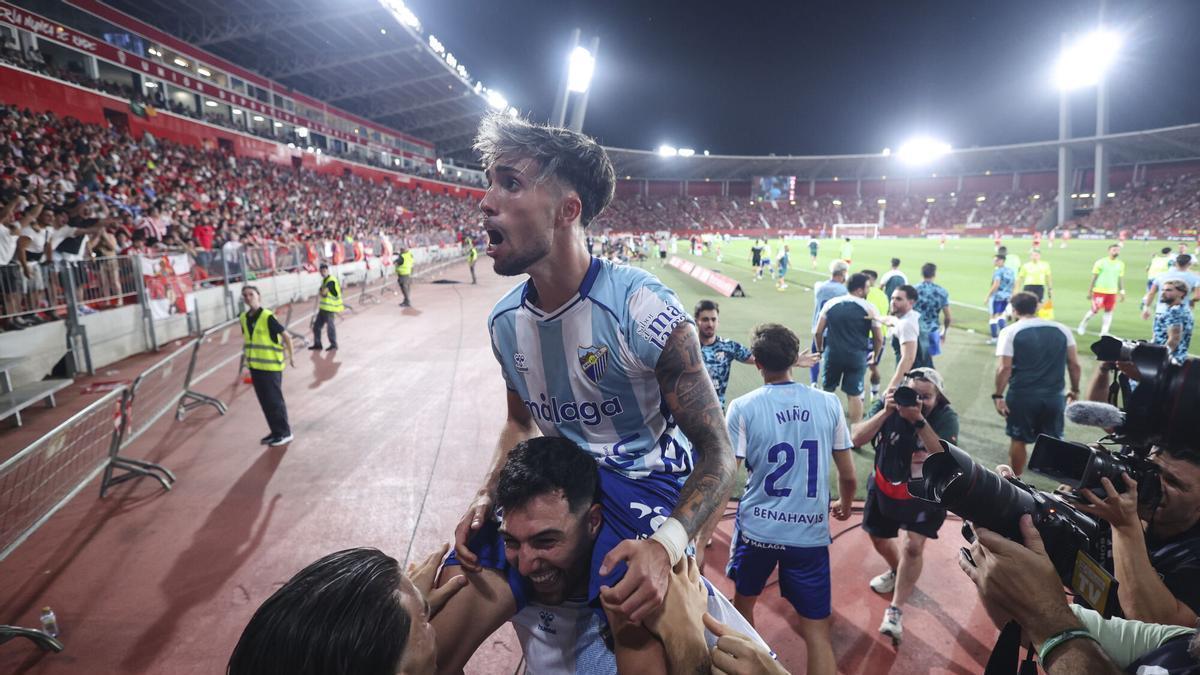 El Málaga CF asciende a Primera División tras ganar en el estadio del UD Almería por 1-2.