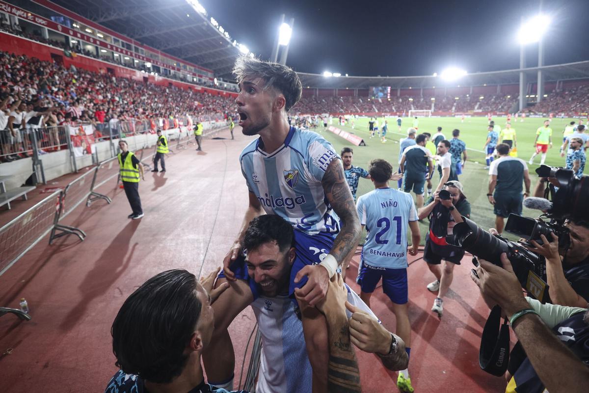 El Málaga CF asciende a Primera División tras ganar en el estadio del UD Almería por 1-2.