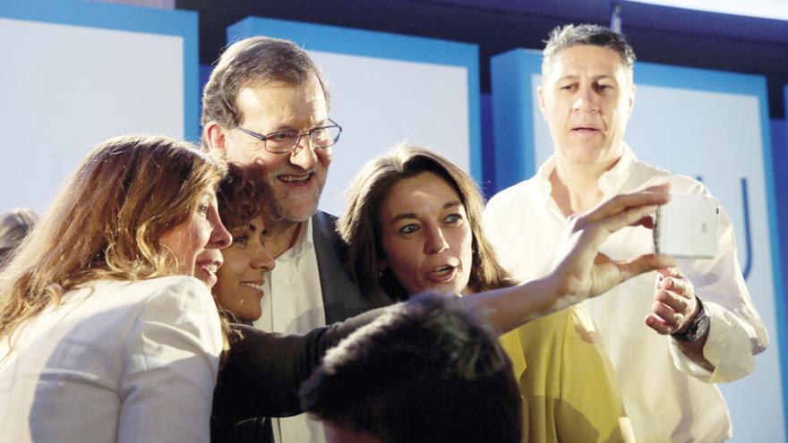 Rajoy posa para un &quot;selfi&quot;. // Efe