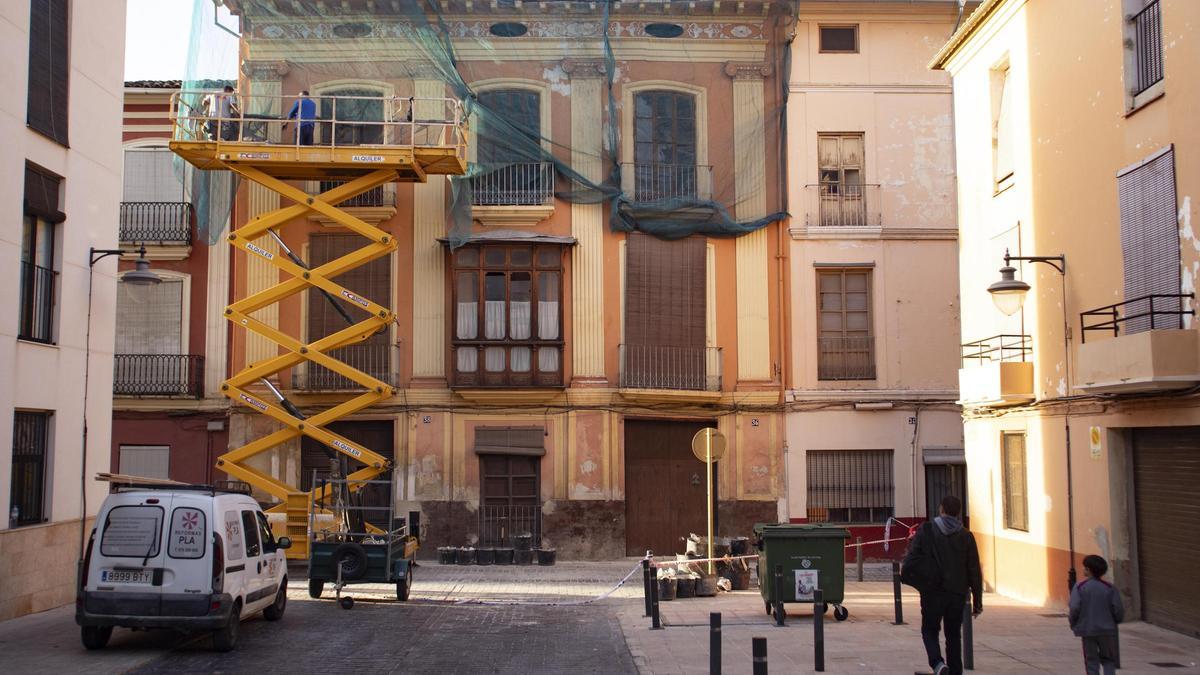 Así ha sido el derrumbe de parte de la cornisa de la casa del "huerto de los Mercedarios de Xàtiva"