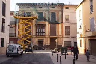 Así ha sido el derrumbe de parte de la cornisa de la casa del "huerto de los Mercedarios de Xàtiva"