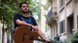 El cantant Miquel Abras interpreta la cançó ’Gira-sols mirant la lluna’ en acústic per a EL PERIÓDICO