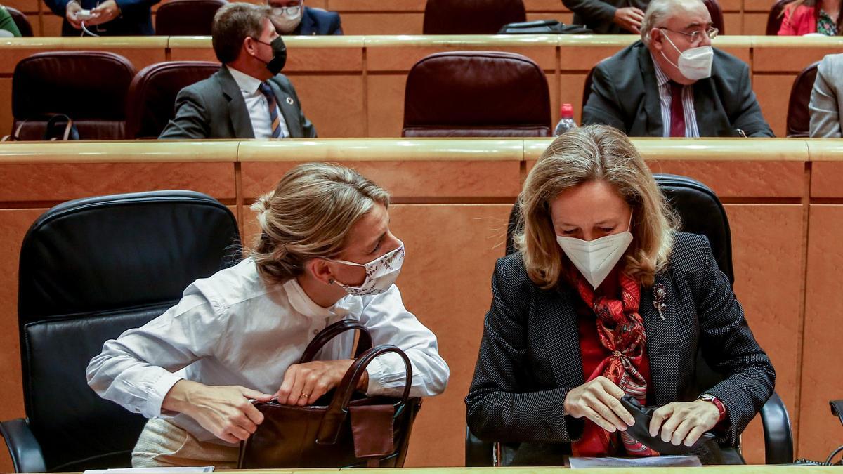 La vicepresidenta segunda y ministra de Trabajo y Economía Social, Yolanda Díaz (i) y la vicepresidenta primera y ministra de Asuntos Económicos, Nadia Calviño (d), durante una sesión de control al Gobierno en el Senado.