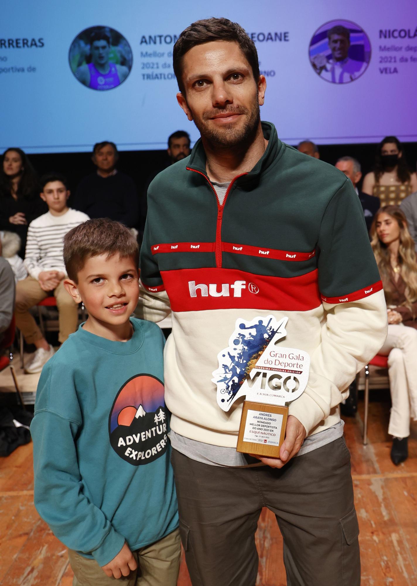 Andrés Araya, de esquí náutico, con su hijo.