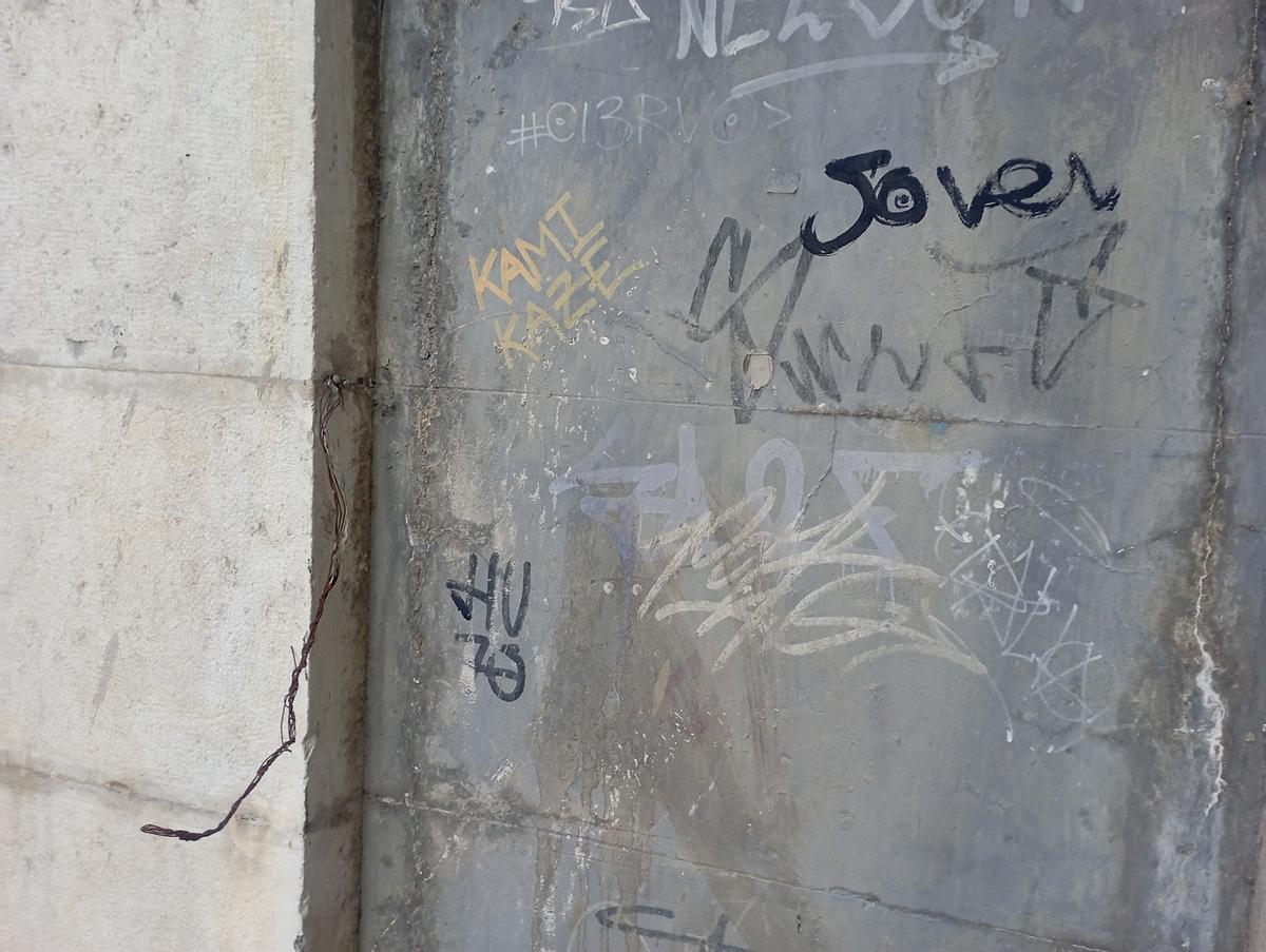 Detalle de la puerta metálica de calle Corinto, en La Malagueta.