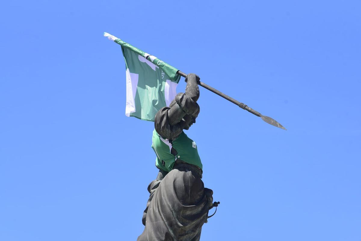 La estatua de María Pita, de verdiblanco para apoyar al Liceo