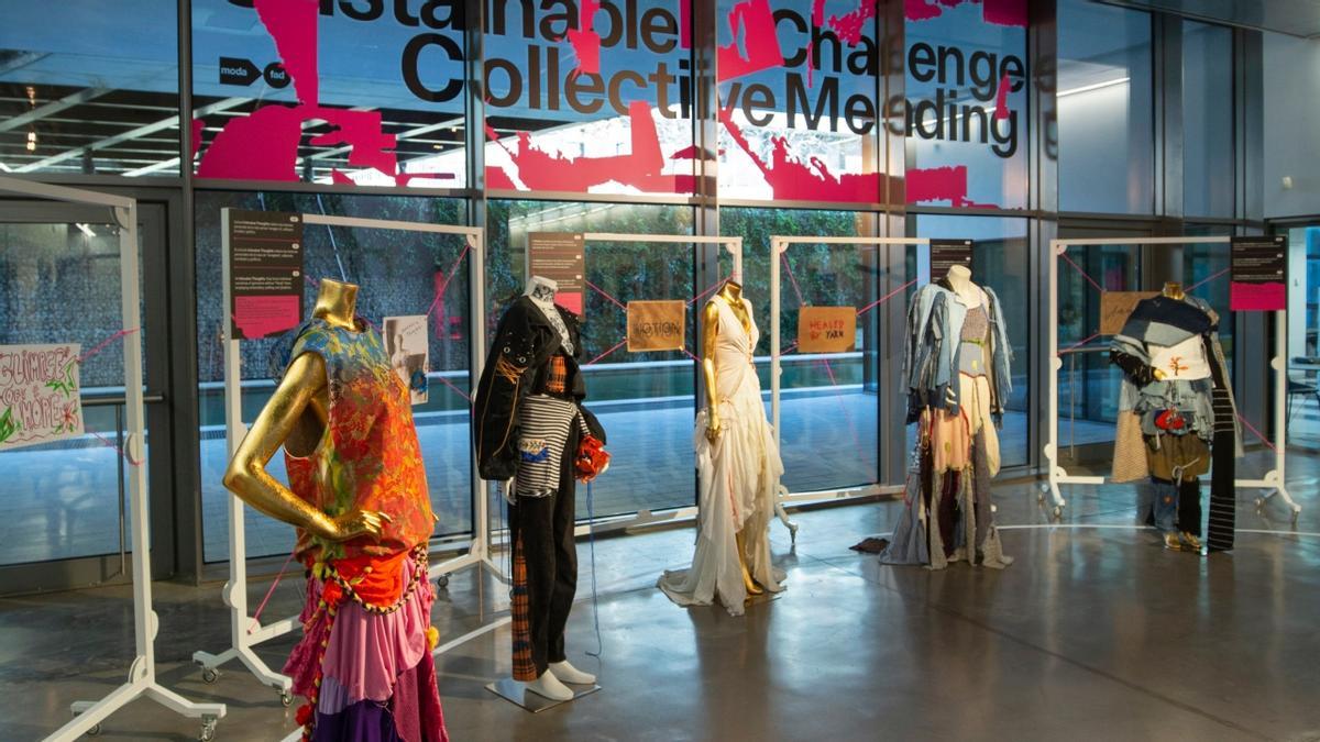 Varios maniquís con prendas zurzidas y reparadas, en la muestra 'Sustainable Challenge: Collective Mending' en el DHub de Barcelona.