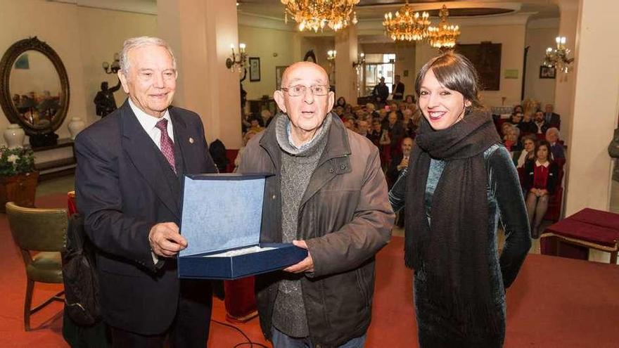 El presidente de la sociedad y la edil de Servicios Sociales, con uno de los socios homenajeados.