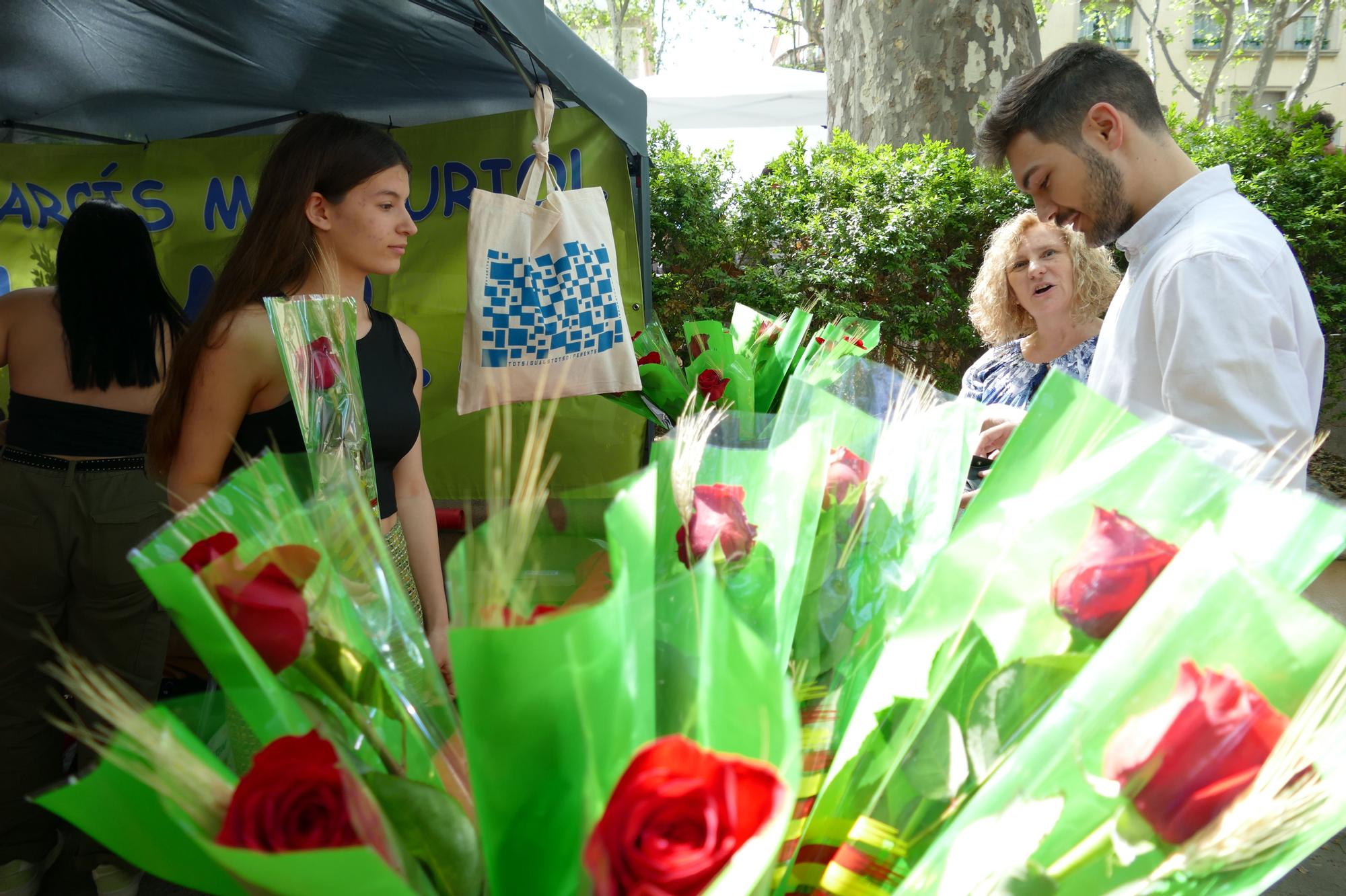 Figueres viu un Sant Jordi multitudinari