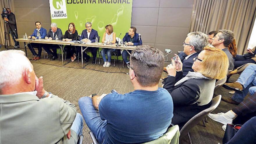 Reunión de la Ejecutiva de Nueva Canarias celebrada ayer en el hotel Iberia y presidida por Román Rodríguez.