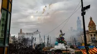 Mediterráneo desafía a la lluvia y dispara una potente mascletà