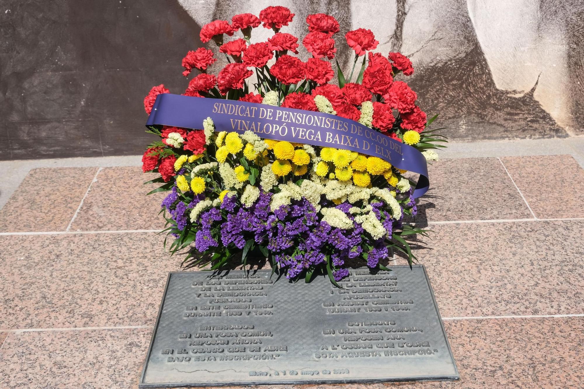 Así ha sido el homenaje a los jóvenes sindicalistas fusilados en el Cementerio Viejo de Elche en 1939