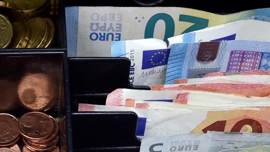 Billetes de euro en una caja.