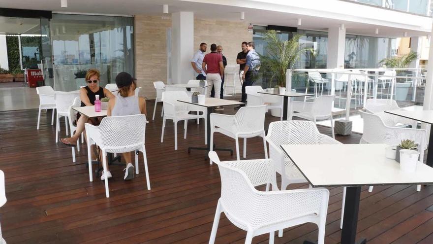 El hotel de la playa de La Pobla reabre sus puertas