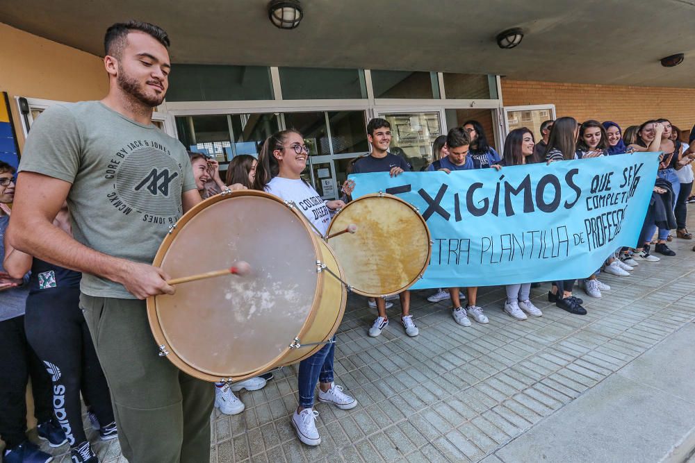 Protesta de profesores, padres y alumnos del IES Les Dunes para pedir un profesor, en una plaza que está vacante desde que comenzó el curso