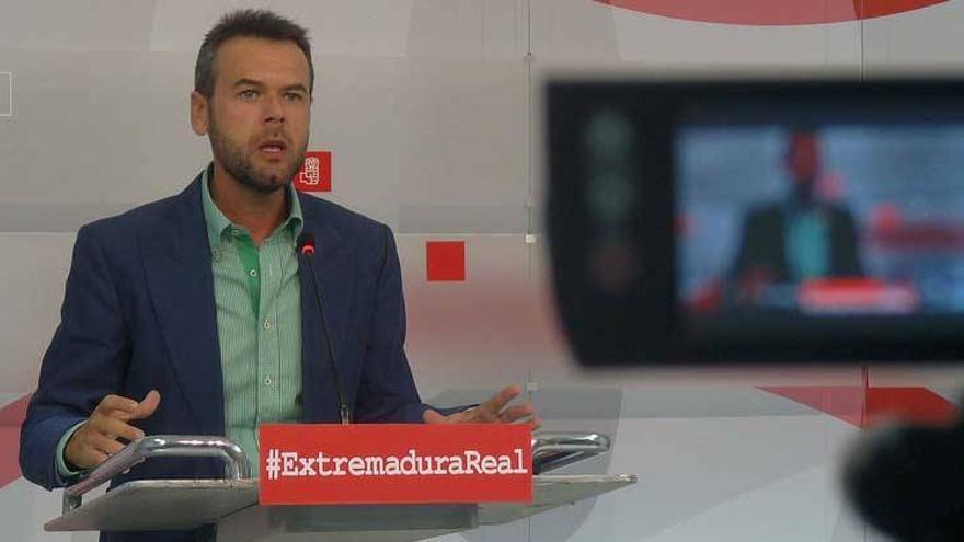 El PSOE exige a la Junta más &quot;fondos&quot; para becas de transporte y comedores