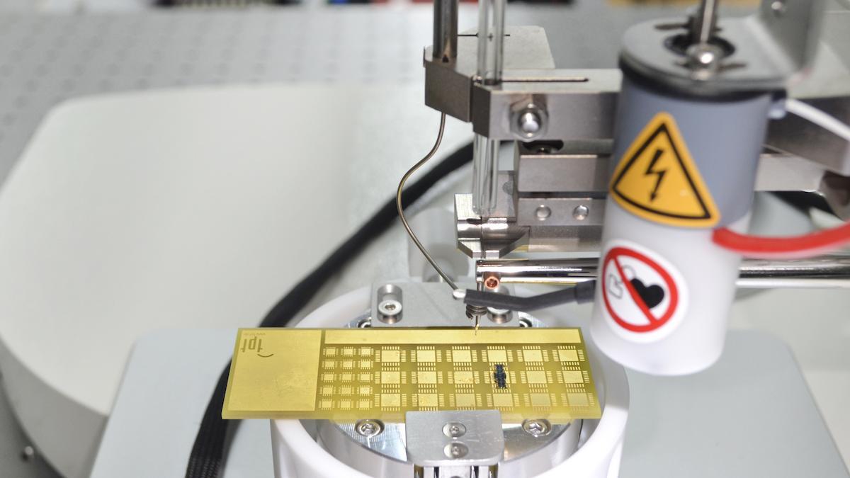 Fabricación en Vigo de un chip fotónico.