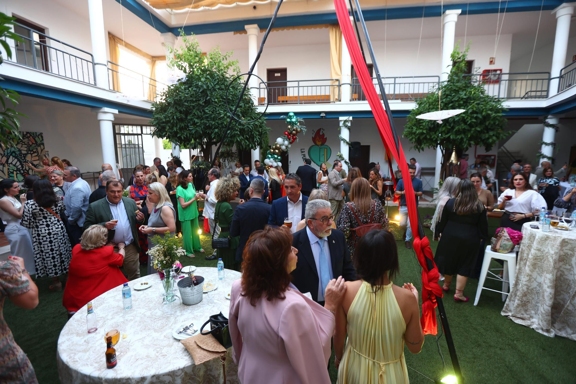 La cena benéfica 'Las mil y una historias' reúne a más de cien personas