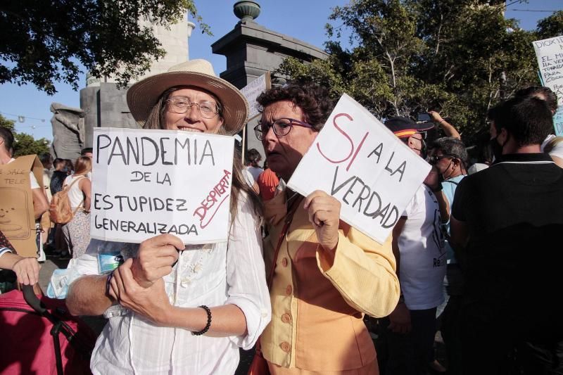 Concentración contra las mascarillas y las vacunas Santa Cruz de Tenerife  | 16/08/2020  | 16/08/2020 | Fotógrafo: María Pisaca Gámez