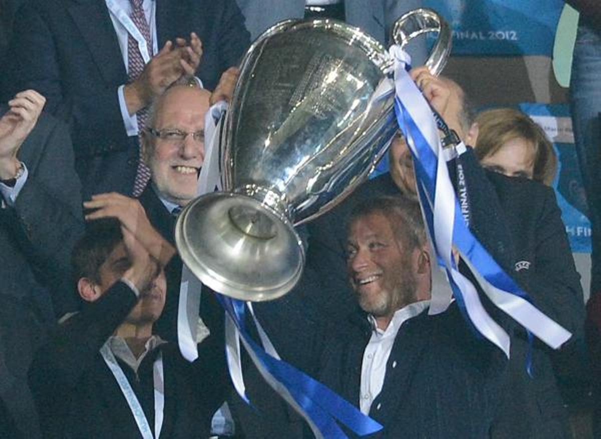 Roman Abramovich, expropietario del Chelsea, levantando el trofeo de la Champions League conquistada en 2012