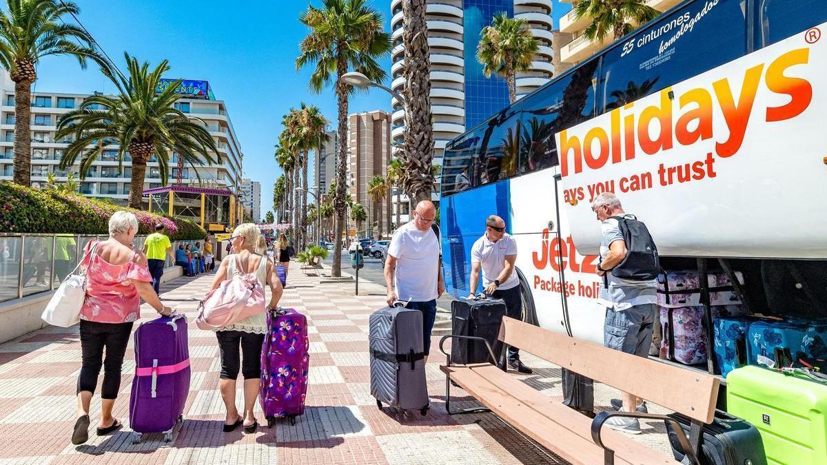 Turistas con sus maletas en Benidorm, donde la Policía advierte de que no pierdan de vista sus pertenencias en vacaciones.