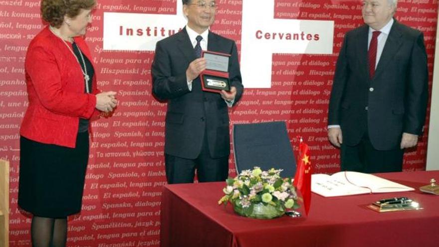 El primer ministro chino, Wen Jiabao que hoy concluyó su visita oficial a España con un acto cultural en el Instituto Cervantes, recibió la Llave de la Amistad y la Concordia de la Institución en presencia del ministro español de Asuntos Exteriores, Miguel Angel Moratinos y la directora del Cervantes, Carmen Caffarel.