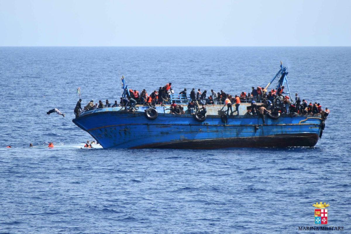 Un barco de pescadores lleno de inmigrantes que ha zarpado de las costas de Libia con destino a Italia comienza a tambalearse.