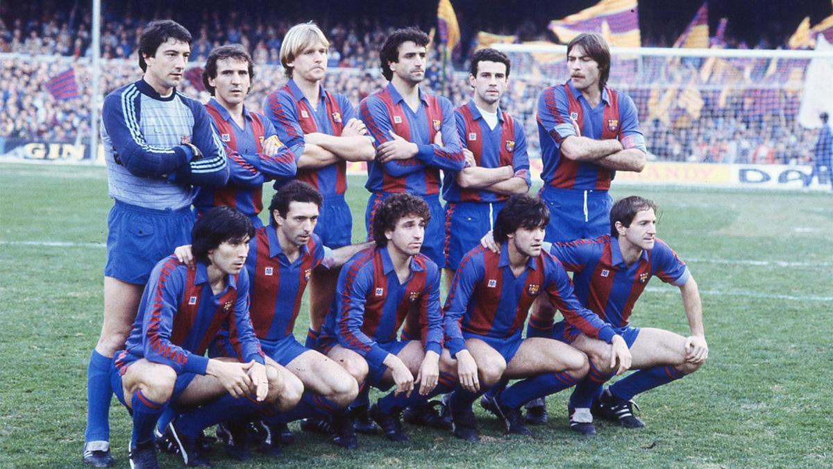 Periko Alonso, el primero agachado por la derecha, en un once del Barça 83-84