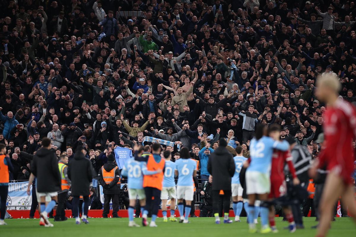 Los hinchas del City festejan el triunfo de su equipo en Anfield