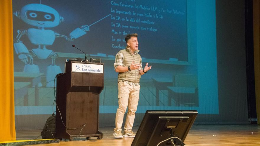 Masterclass sobre la IA al alumnado de Avilés: &quot;Hay que &#039;hablarle&#039; como a un niño&quot;
