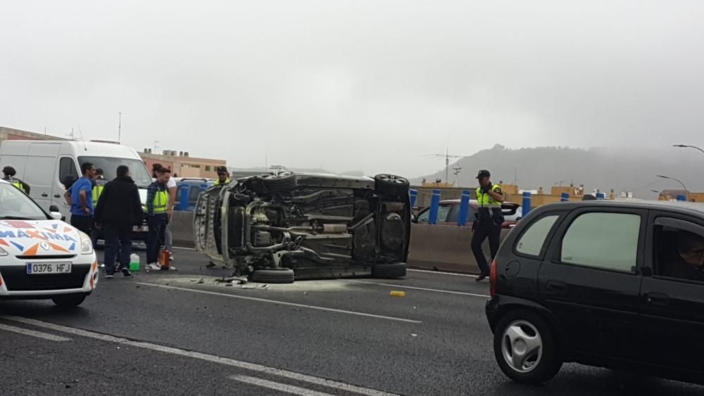 Retenciones en la TF-5 tras el vuelco de un coche