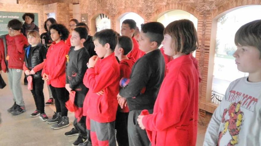 Escolars visitant la Torre de l&#039;Amo de Viladomiu Nou