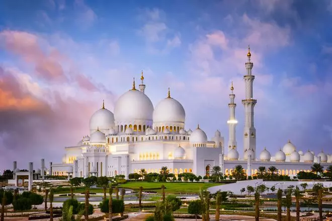 La alfombra más grande del mundo está en esta mezquita de Abu Dabi