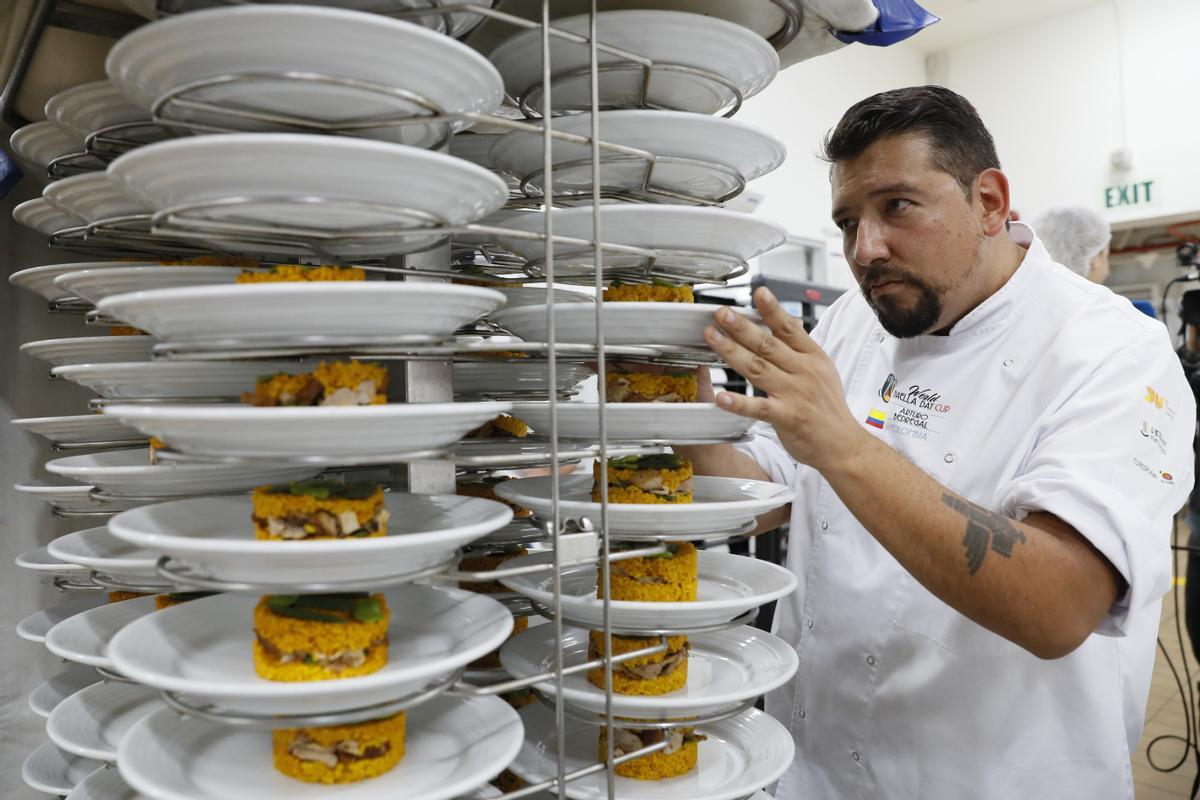 El chef colombiano Arturo Bedregal apila platos de paella, el 16 de noviembre de 2023, en Bogotá (Colombia). El chef colombiano Arturo Bedregal apila platos de paella, el 16 de noviembre de 2023, en Bogotá (Colombia).