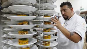 El chef colombiano Arturo Bedregal apila platos de paella, el 16 de noviembre de 2023, en Bogotá (Colombia).