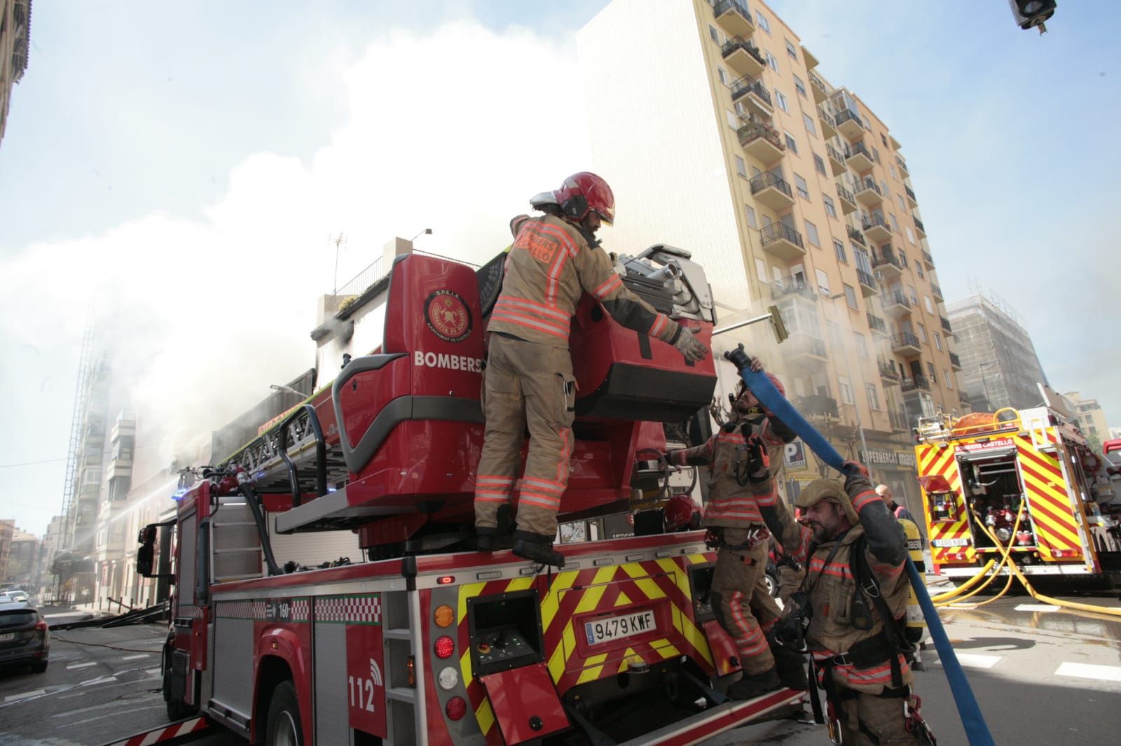 Las imágenes del duro servicio en el incendio de una antigua discoteca de Castelló