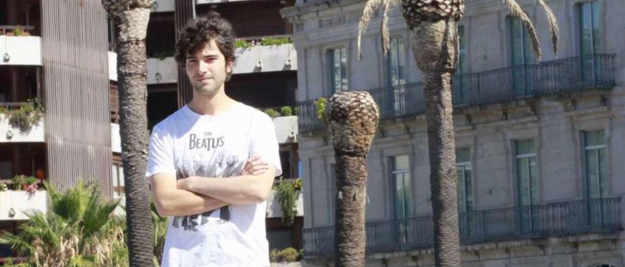 Jorge Barrecheguren junto a lo que queda de las palmeras del hotel Universal de Vigo. // J. Lores